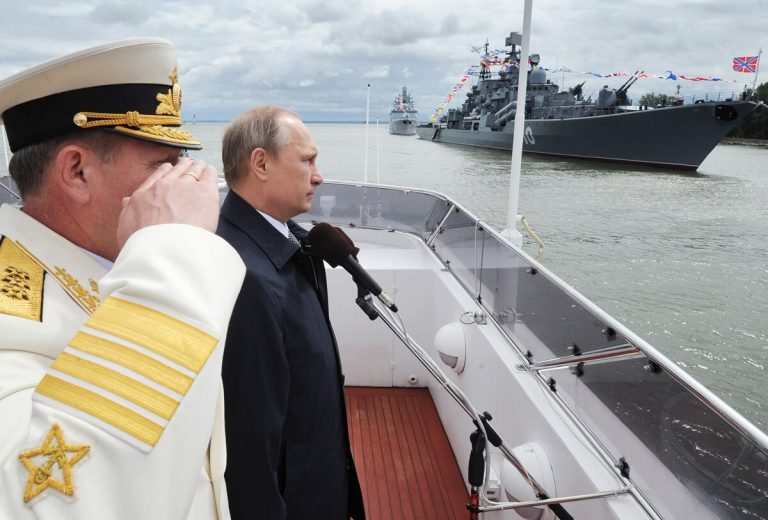 नौसेना की बढ़ती शक्ति का, पुतिन ने किया प्रदर्शन