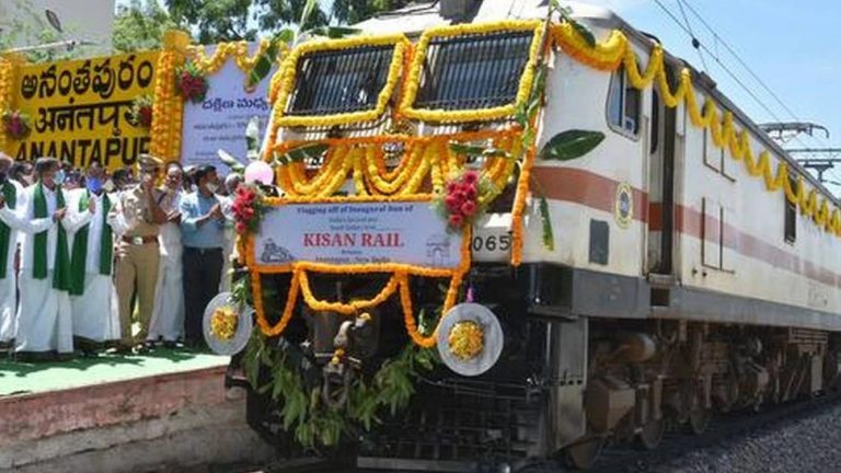 देश की दूसरी और दक्षिण भारत से चली पहली किसान रेल । किसानों की आर्थिक दशा सुधारने के लिए प्रधानमंत्री नरेंद मोदी  ने लिए ऐतिहासिक कदम।
