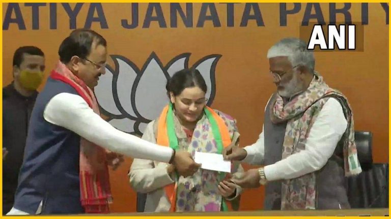 Big Blow to Samajwadi Party – Aparna Yadav, Mulayam Singh Yadav’s daughter-in-law, joins BJP